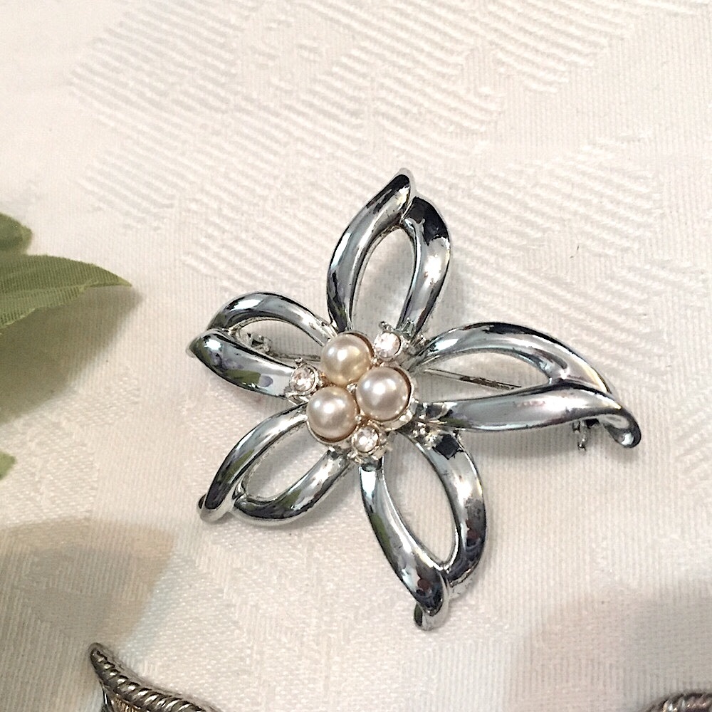 🌸Vintage Silver Flower w/Pearl & Crystal Accent Brooch🌸